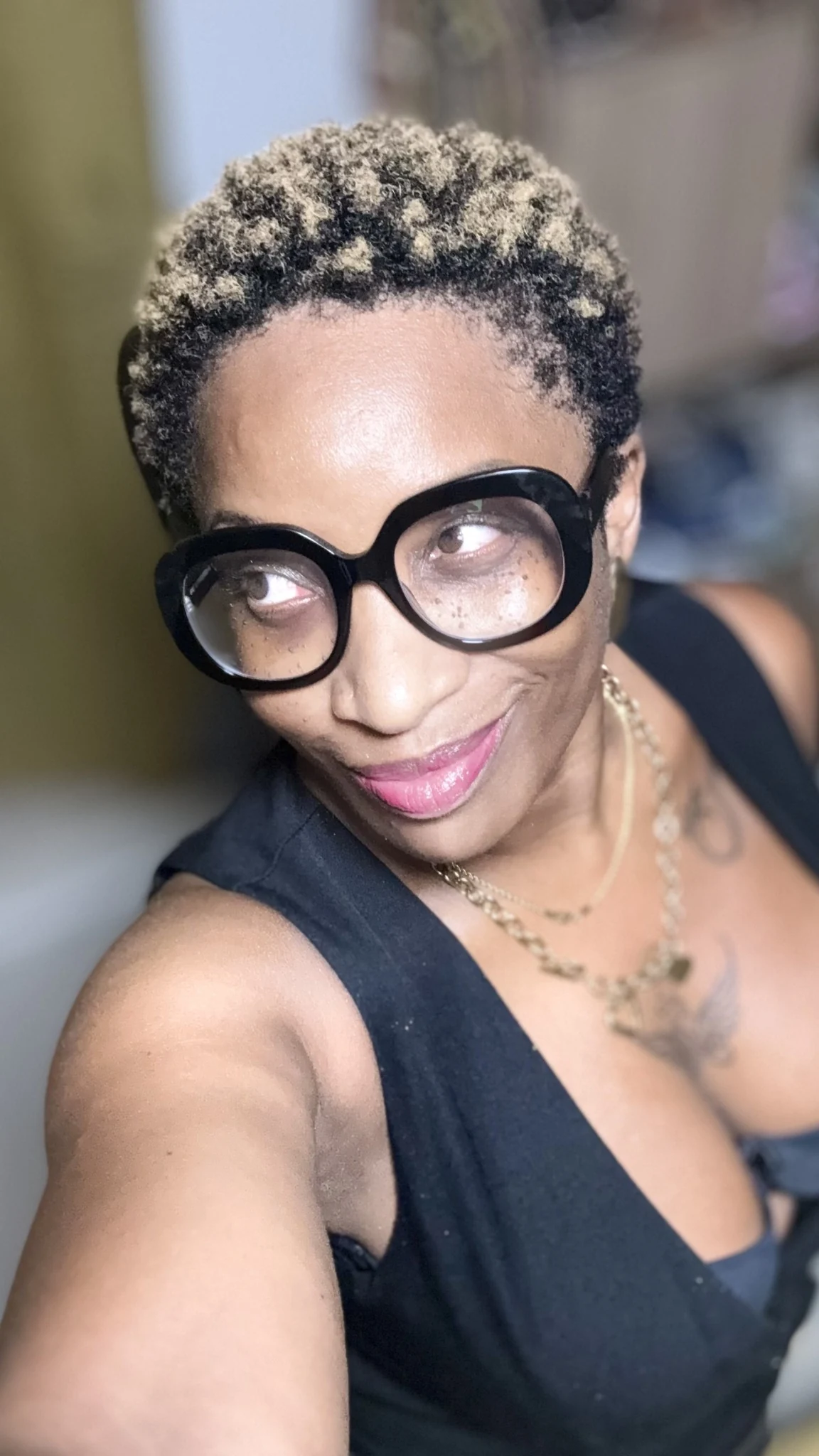 Portrait de Yannick Zébus avec des lunettes noires